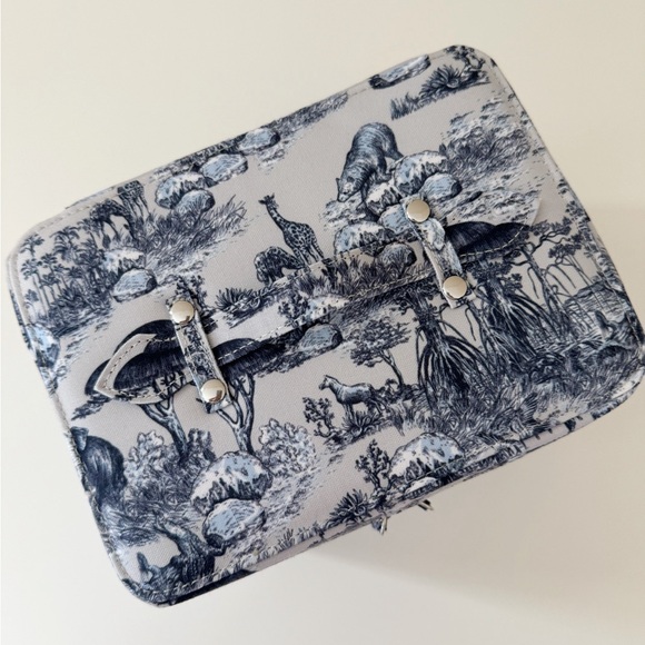 BRAND NEW Dior Beauty “Around the World” Vanity Bag - Picture 4 of 14